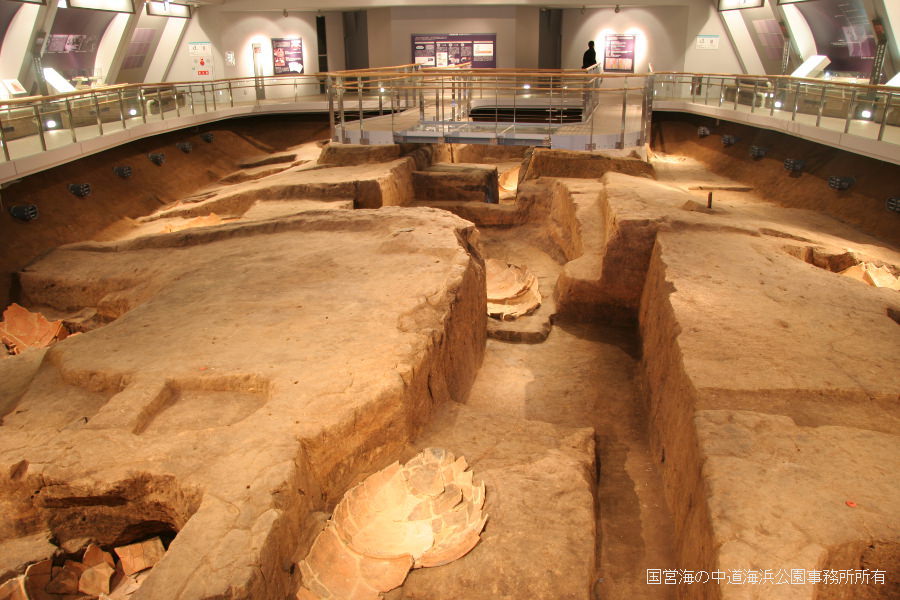 発掘された状態での本物の遺構、甕棺が見学できる「北墳丘墓」