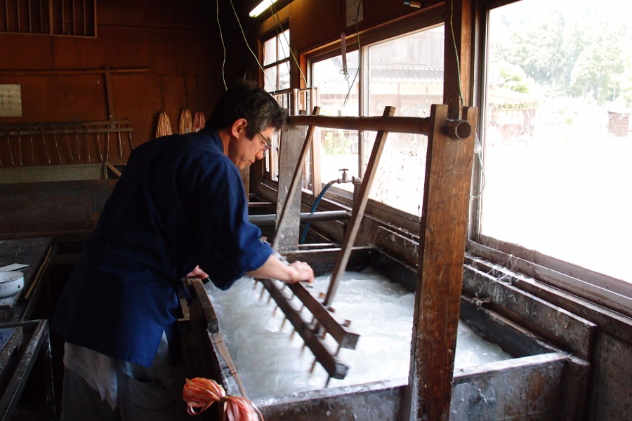 自身も秋月伝統の手漉き和紙を守りつづける達人、井上賢治さん
