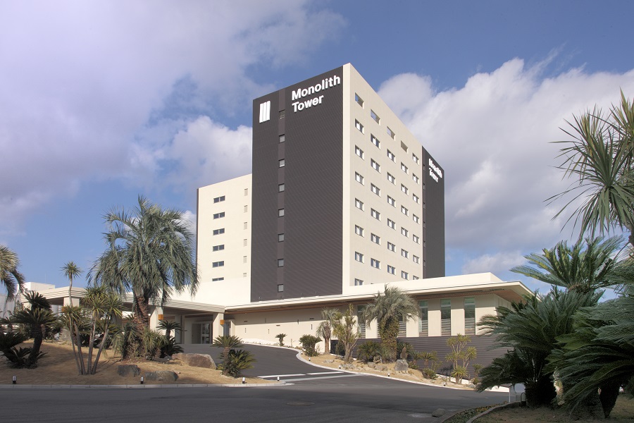 シンプルでしゃれた外観のホテル「モノリスタワー」