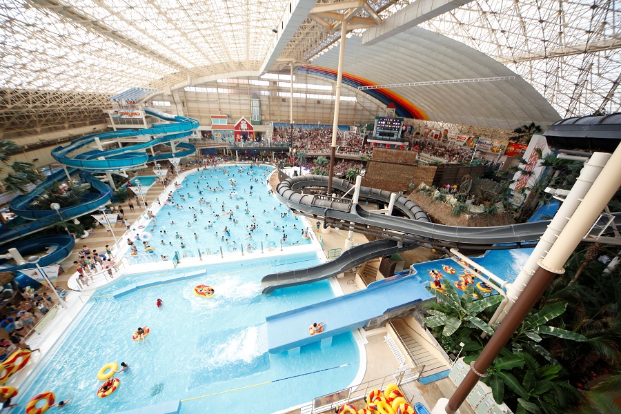 開放感に満ちた全天候型ドームのウォーターパーク 