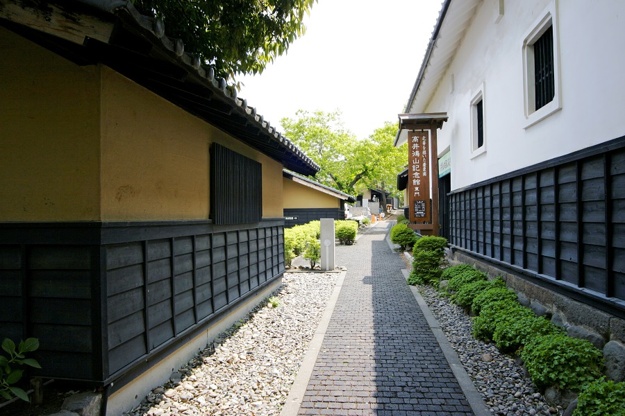 高井鴻山記念館近くの“栗の小径”