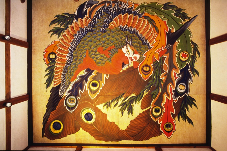 今にも動き出しそうな鳳凰図。その迫力に圧倒される