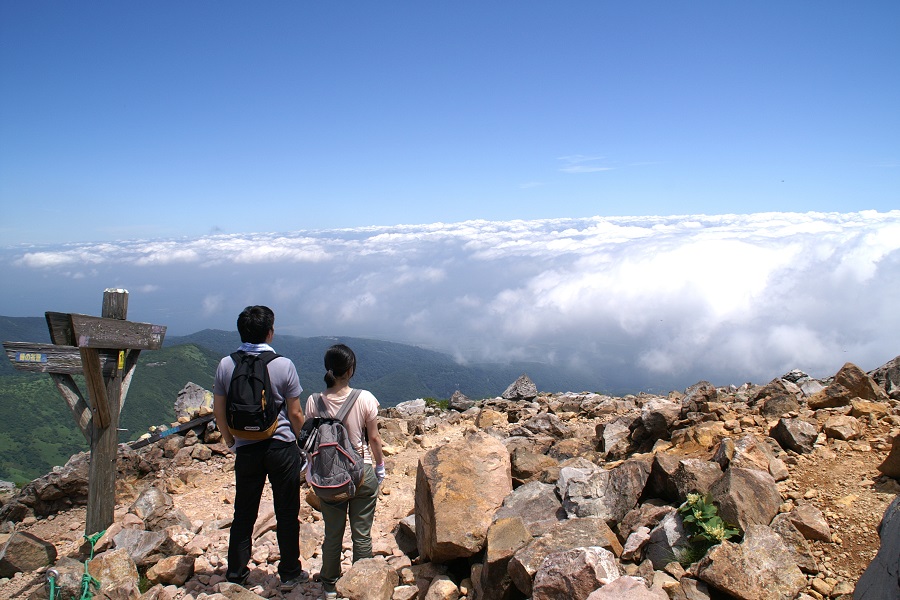 茶臼岳の山頂付近。流れる雲の手が届きそう