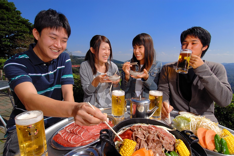 ジンギスカンには、やっぱりビール。家族やグループで食べよう