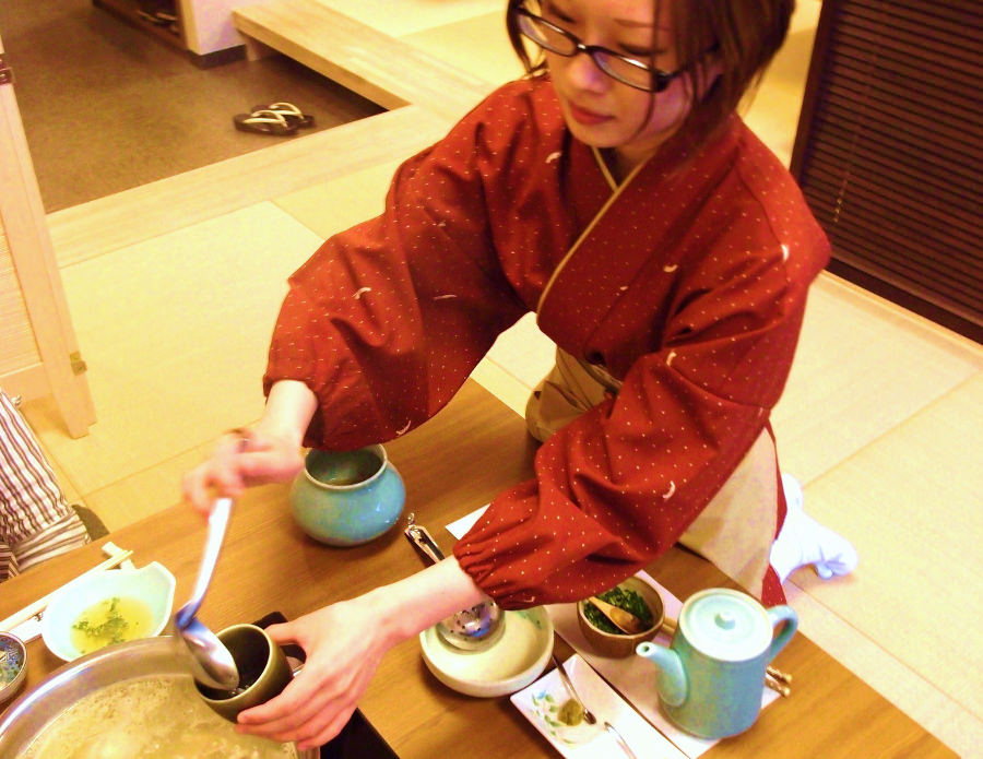 博多の水炊きでは、鶏肉を食べる前にまずはスープだけを味わう