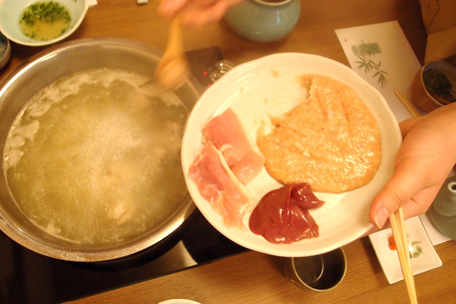 軟骨入りのミンチも。仲居さんがたねを器用に丸めて鍋へ入れる