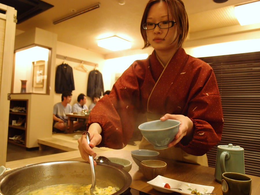 最後にスープの味見をして、手早くおじやを作ってくれる仲居さん