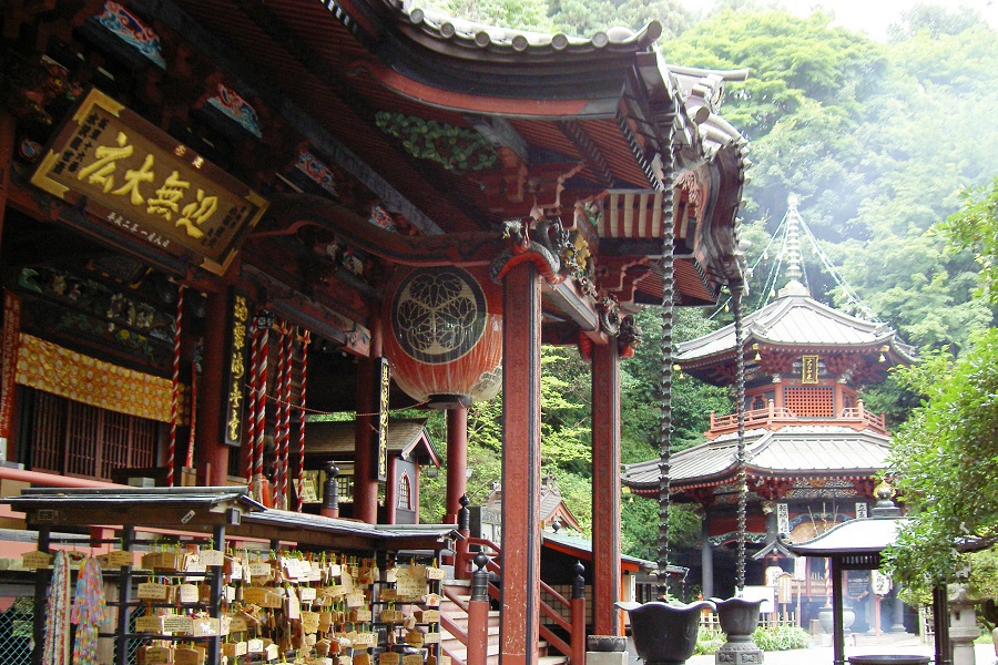 掘り抜きの彫刻がみごとな水澤寺の本堂と六角堂