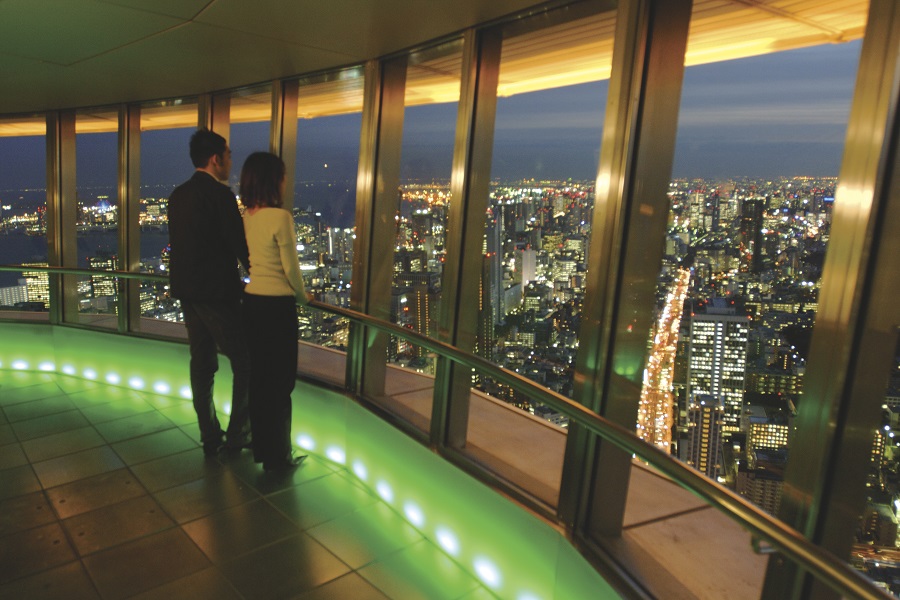 豆電球を一面に散らしたような夜景が眼下に広がる特別展望台