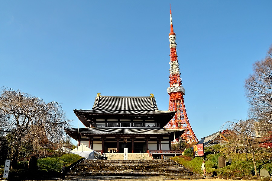 東京タワーをバックに建つ増上寺大殿