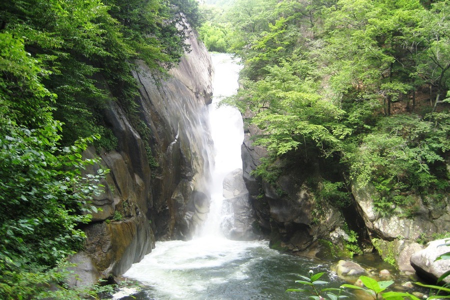 水しぶきを上げる「仙娥滝」は、マイナスイオンたっぷり