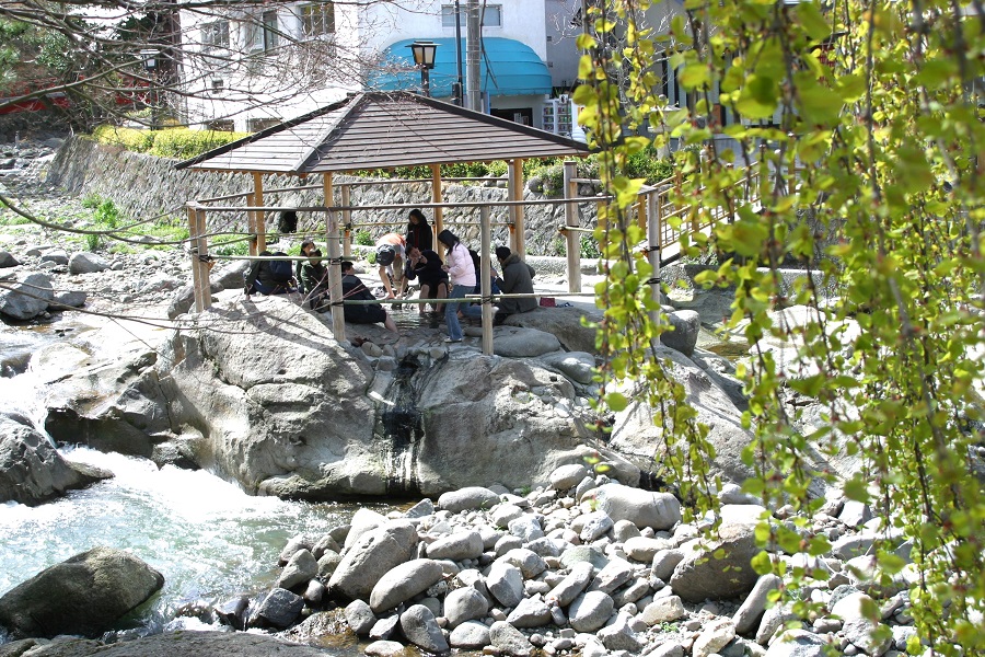 桂川の河原にある源泉地の「独鈷の湯」