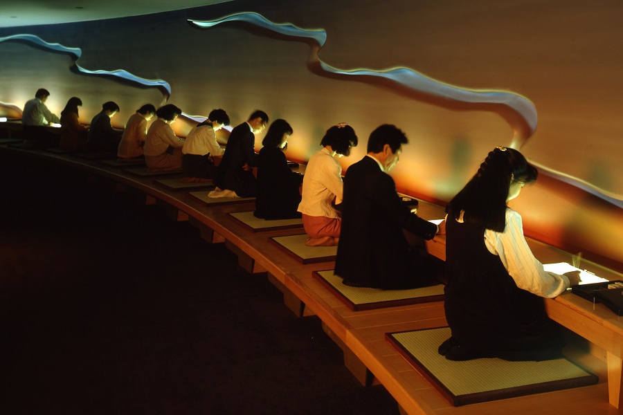 写経体験や大仏建立過程のパネルを展示する大仏2階