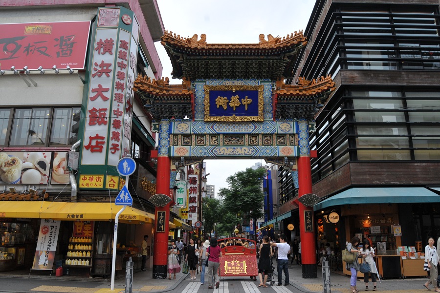 中華街大通りの入口に建つ善隣門。中華街には10基の牌楼がある