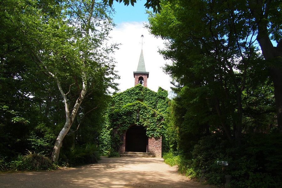 ツタのからまるレンガ造りの碌山美術館