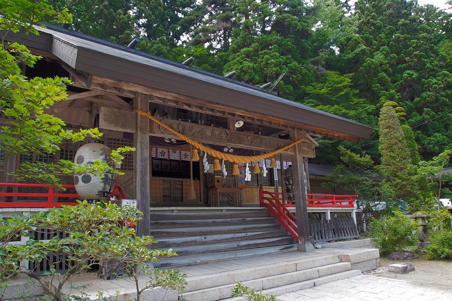 くぐると吉運になる開運・招福の石がある穂高温泉郷の有明山神社