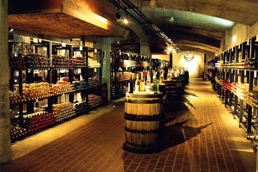 心ゆくまでティスティングが楽しめる地下のワインカーヴ
