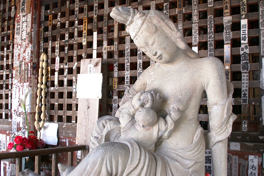 子どもを慈しむ姿が印象的な4番金昌寺の子育て観音