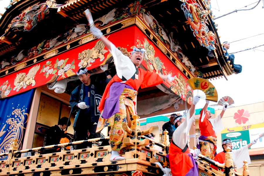 山車の上で掛け声をかける囃し手は祭りの花形