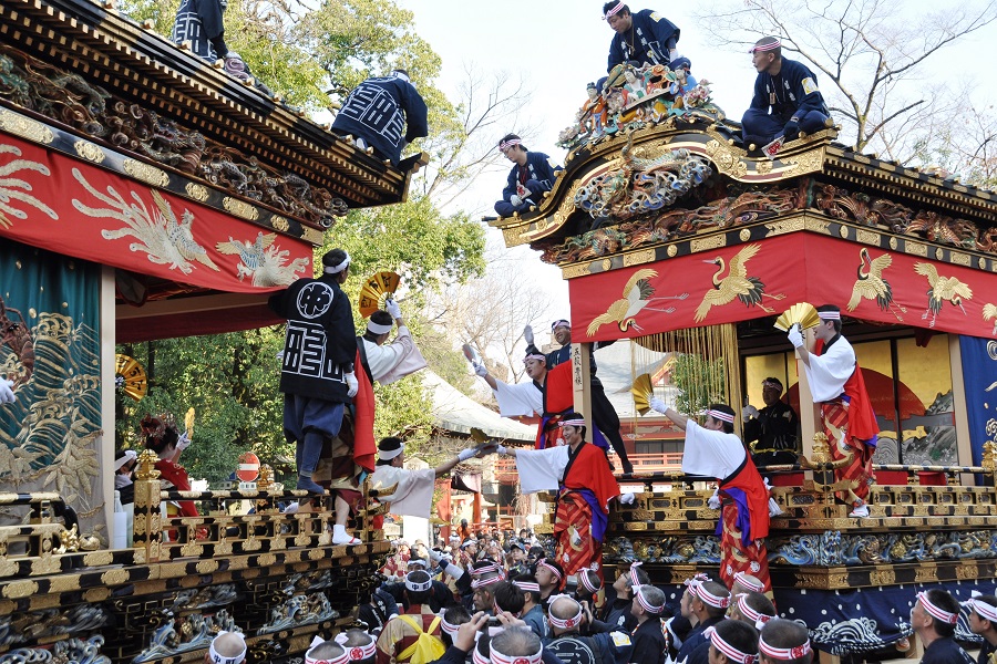 山車のすれ違いも迫力がある。お囃子や掛け声が一段と大きくなる