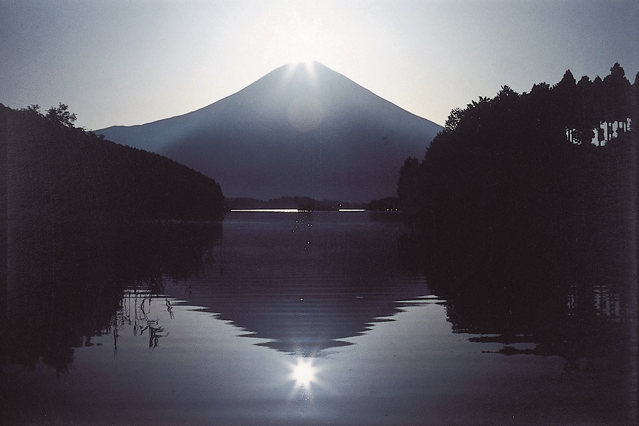 光り輝くダイヤモンド富士を映す