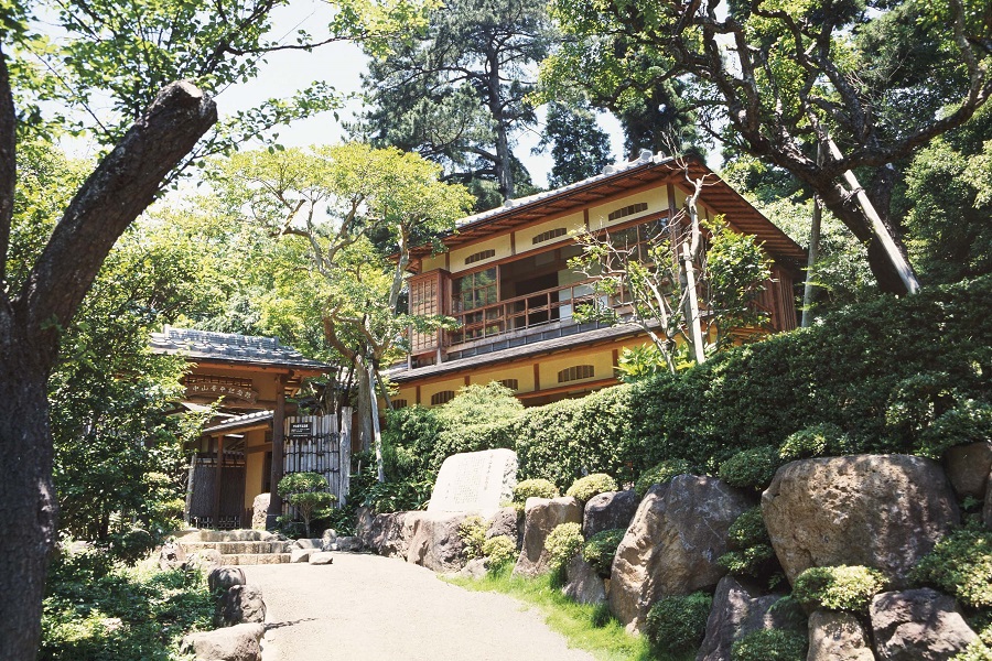 『飛天』の下で手をつなごう