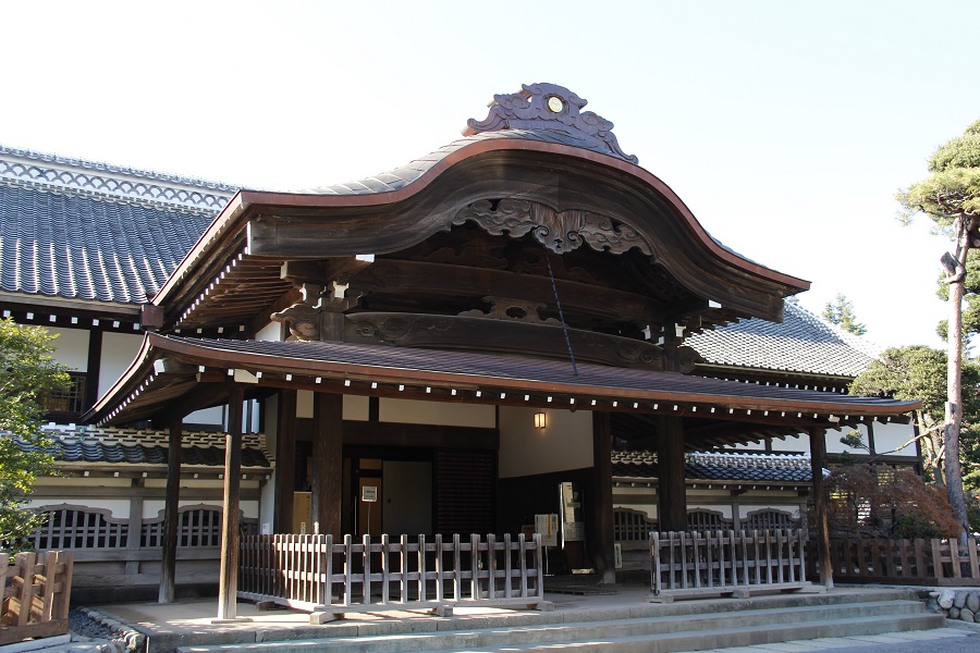 唐破風屋根の最上部には、金箔を張った葵紋が掲げてある