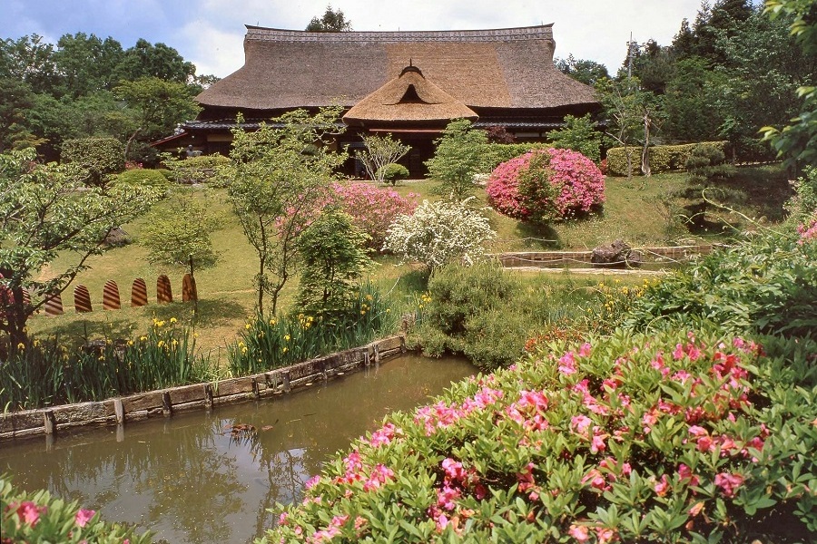 春風萬里荘の縁側から京都・竜安寺の枯山水を模した石庭を望む