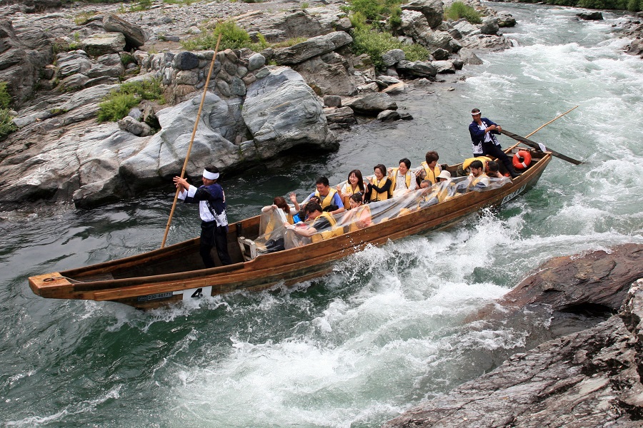 急流を下る和船からはうわっと乗船客から楽しげな歓声が