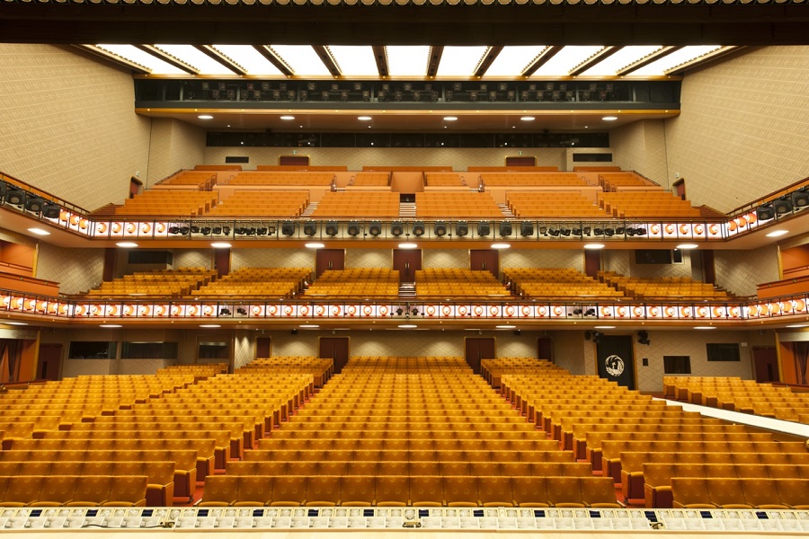 席数は1～3階まで合わせて1808席