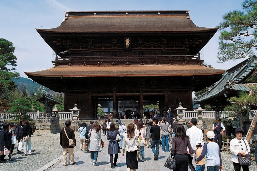 創建時と同じ橡葺き屋根に復元された山門