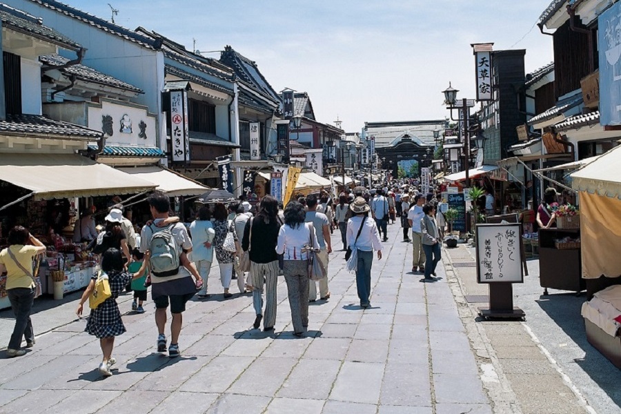 土産物店や飲食店が軒を連ねる仲見世通りには参拝客でにぎわう