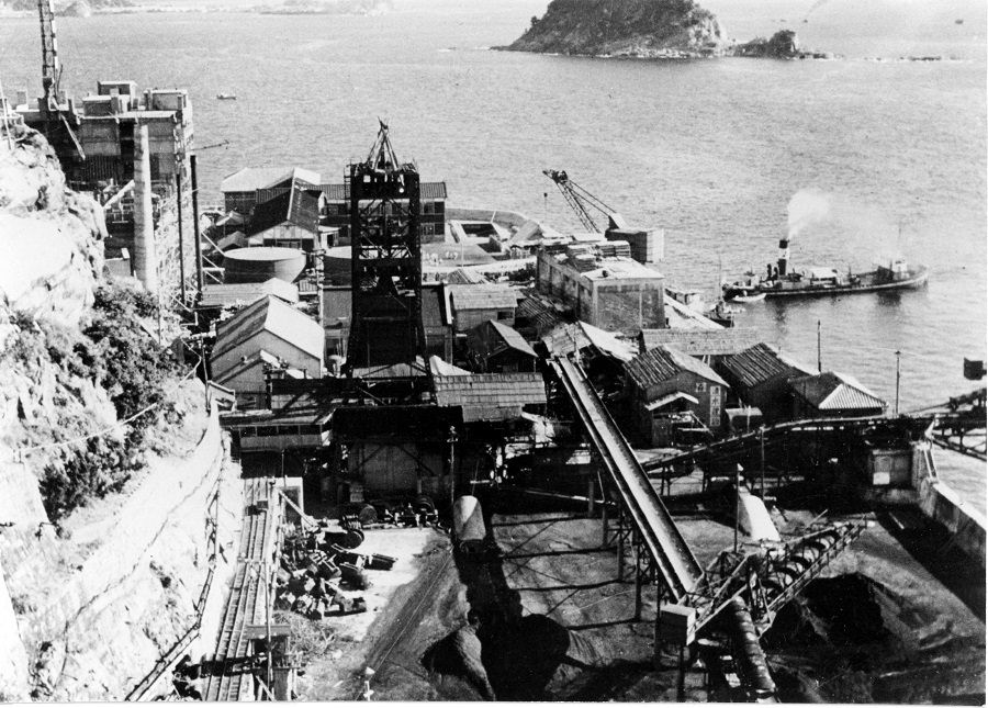 炭鉱で栄えた時代の鉱業所。まさに石炭を掘るための島だった