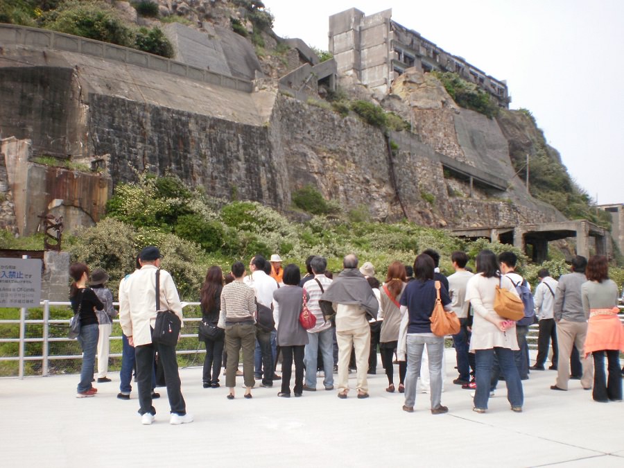 ガイドの案内により、軍艦島を深く知ることができる