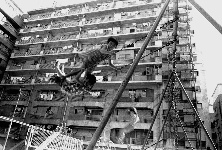 ブランコで遊ぶ島の子ども