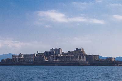 そのシルエットはまさに軍艦。灰色のビルが密集している 