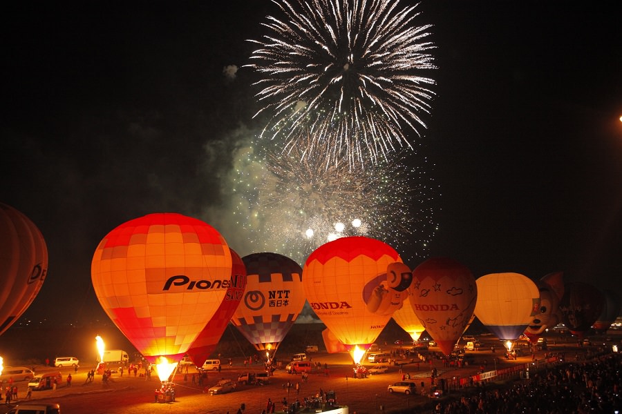 バーナーの炎と花火で、光のオブジェのように輝く夜間係留