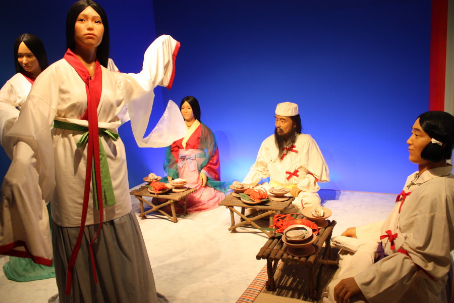 海神の国で楽しく暮らす山幸彦と豊玉姫（日向神話館）