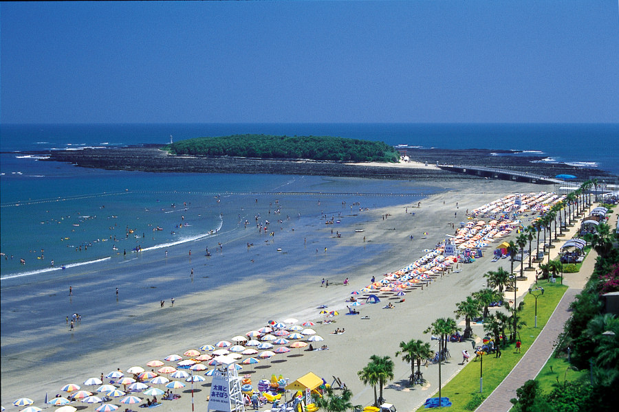 一年を通して波が穏やかで、マリンスポーツも盛んな青島ビーチ