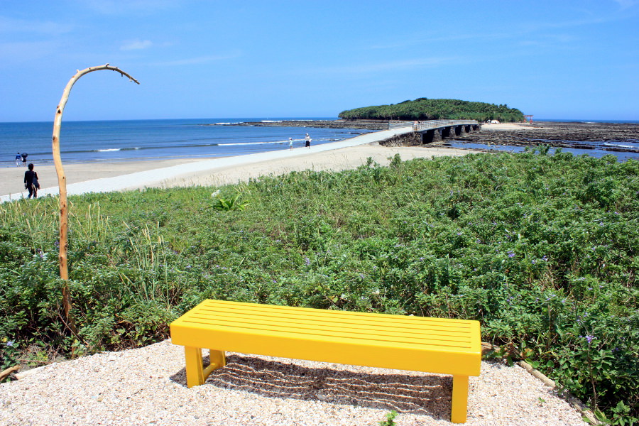 尖浜遥拝所の黄色いベンチ