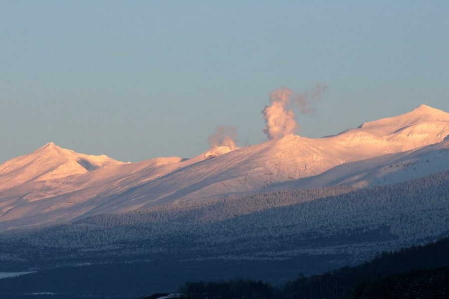 噴煙をあげる十勝岳