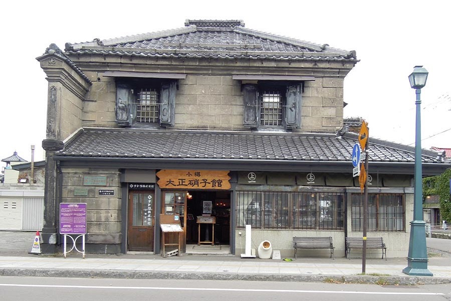 重厚な造りの「大正硝子館 本店」