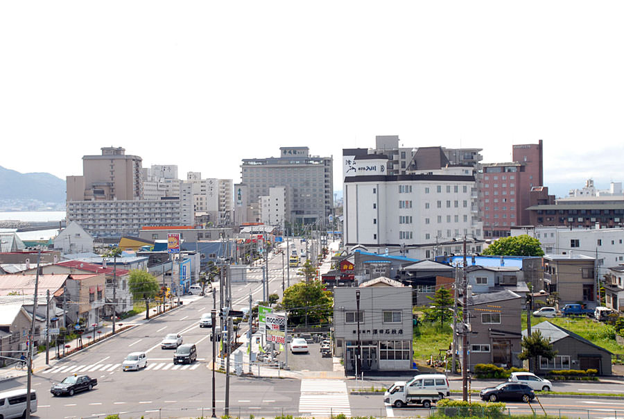 国道278号線沿いに旅館やホテルが建ち並ぶ