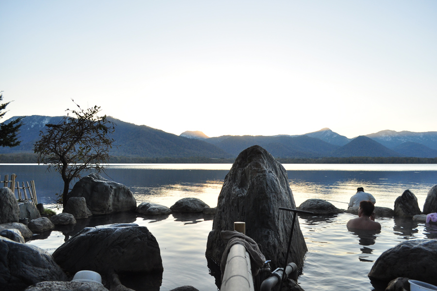 手を伸ばせば屈斜路湖に手が届く露天風呂「コタンの湯」