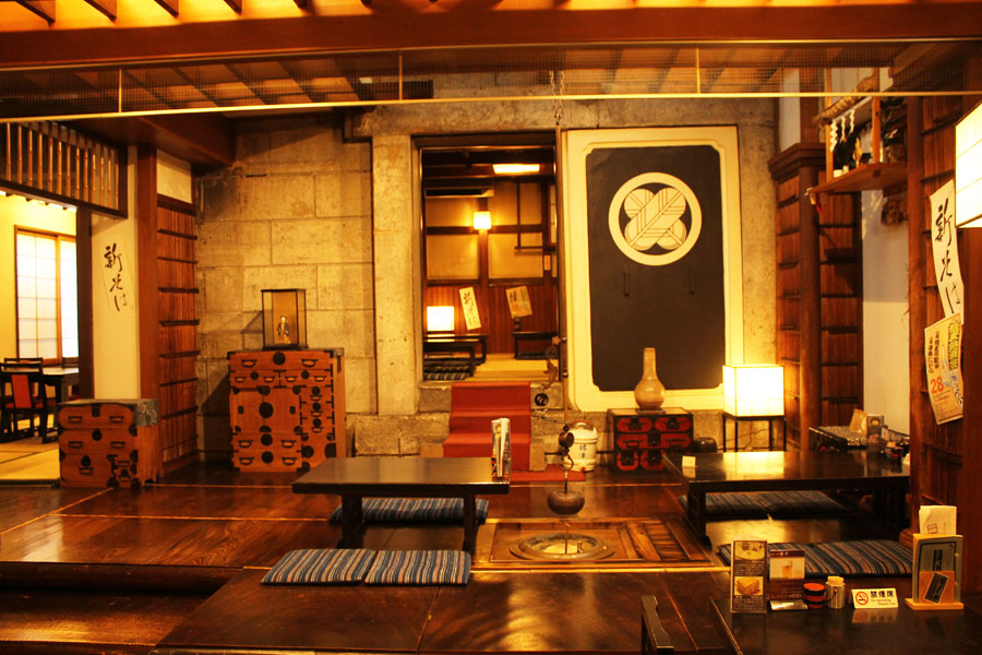 「藪半」のインテリア。蔵を改装し、古道具にもこだわりがある