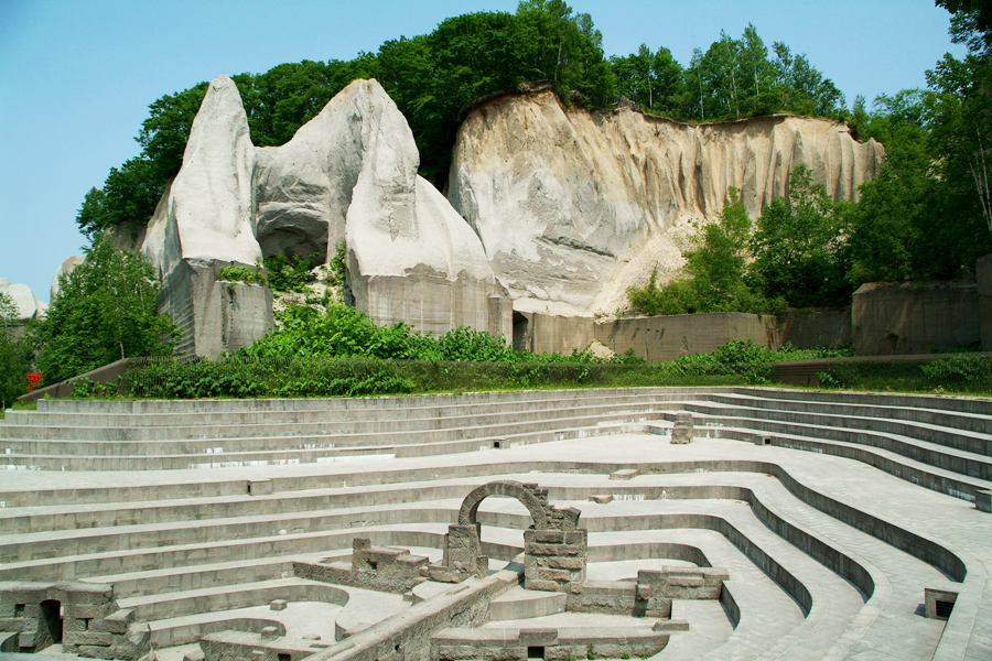 石山緑地「ネガティブマウンド」 