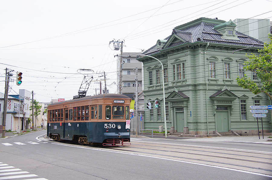 グリーンの相馬株式会社と電車は写真の被写体としても人気