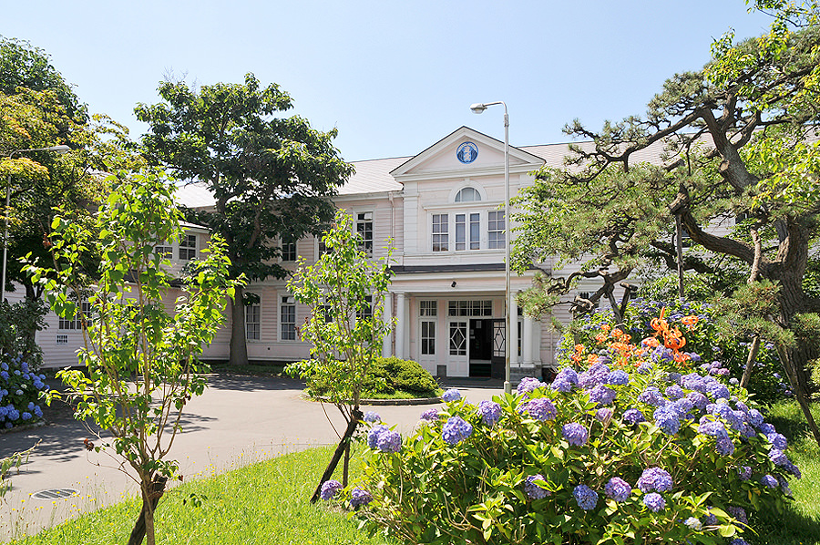 国の重要文化財に指定されている遺愛学院本館