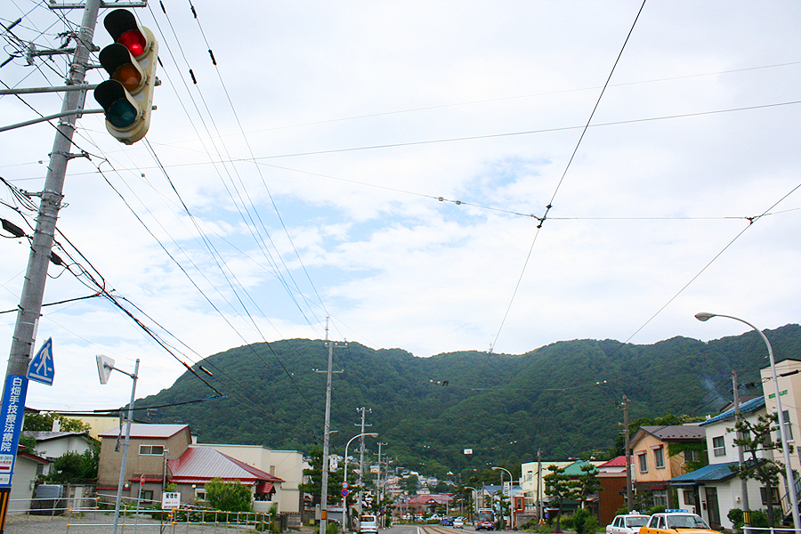 青柳町電停から谷地頭へ進むと函館山が目の前に迫ってくる