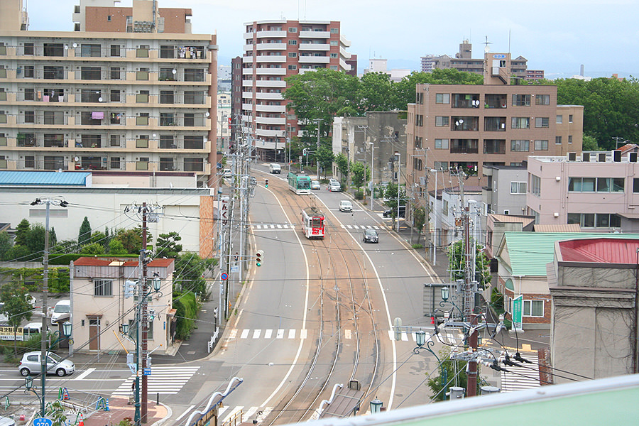 市電の行き交う姿を上から見渡す